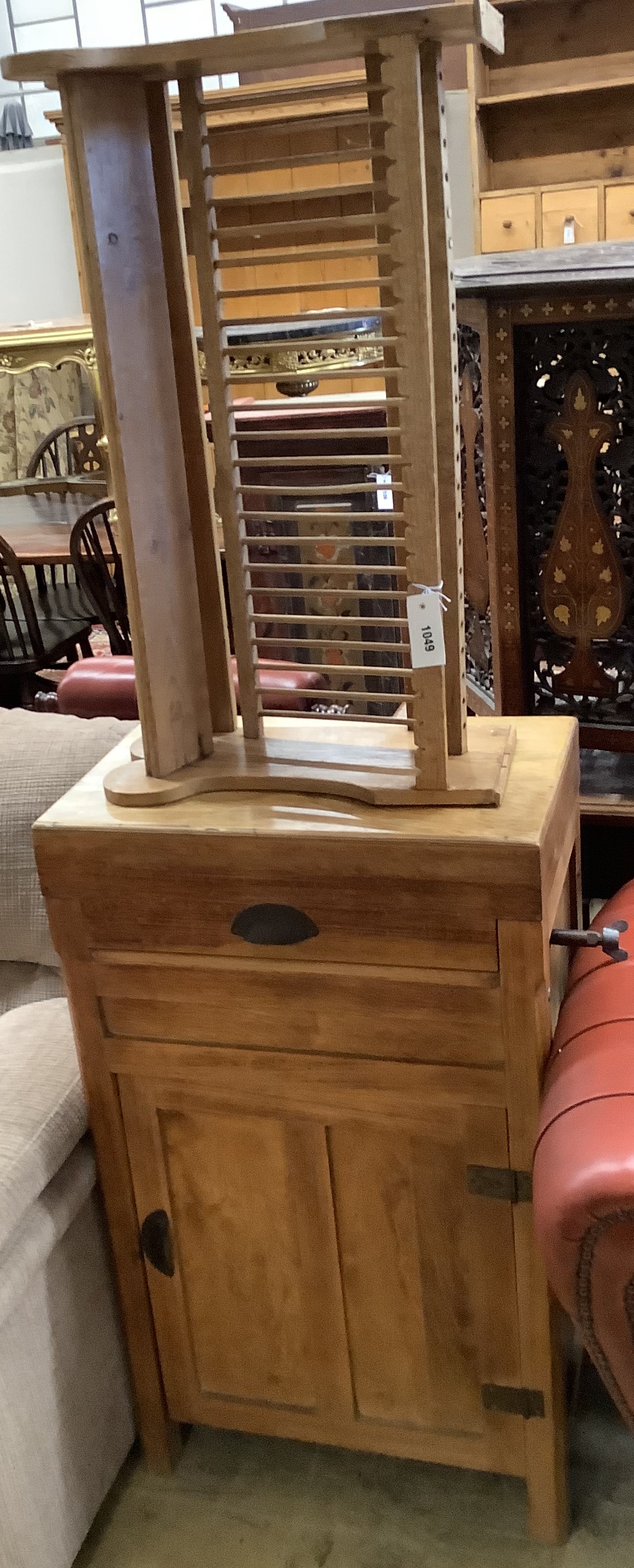 An early 20th century cabinet mangle, width 54cm, height 94cm, together with a pine hanging plate rack, width 72cm